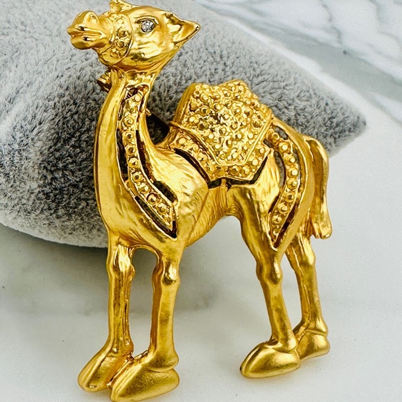 Vintage Large Camel Brooch Pin Matte Brushed Gold Tone Intricate Rhinestone Eye - Picture 5 of 9